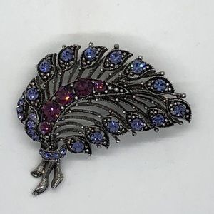 Leaf shaped rhinestone brooch